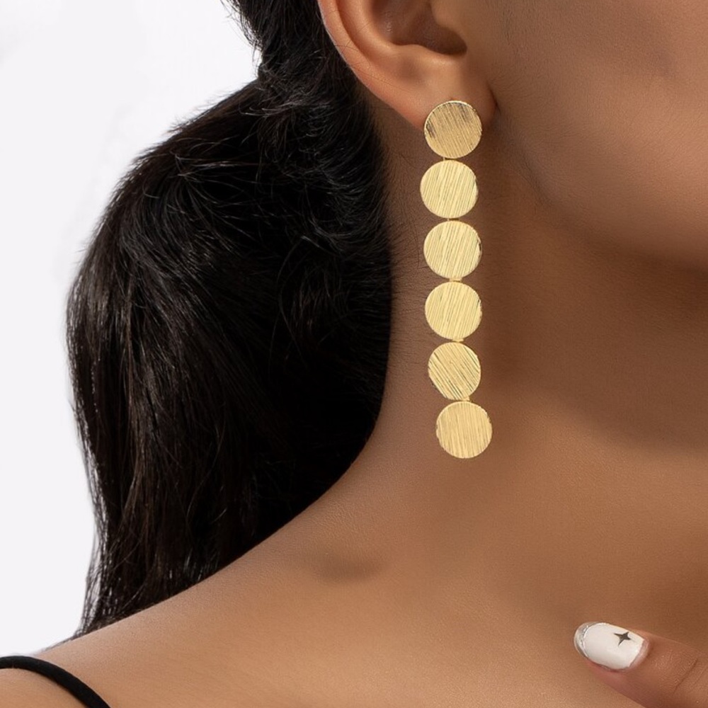 NWT Gold circle modern statement earrings ✨ - Picture 3 of 8